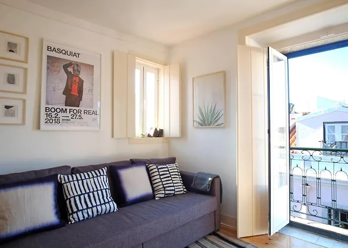 Bh4e Spacious 3-bedroom With Natural Light & Stunning Views In Bairro Alto! דירה